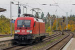 Lok 182 023 als DB DIENSTFAHRT in Richtung Stralsund durchfährt den Hauptbahnhof Neustrelitz.
