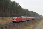 DB 182 025 hat den Bahnhof Fangschleuse mit dem RE 1 in Richtung Frankfurt (Oder) verlassen.
Aufnahmedatum: 24. März 2018