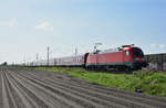 Interregio-Express Berlin-Hamburg mit der 182 018-2 in Front, unterwegs in Richtung Hamburg. Höhe Bardowick, 27.04.2018.