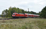 RE1 des Hanse-Express mit der 182 025-7 in Front, kommend aus dem Hagenower Land. 3km östlich von Büchen, 23.09.2018.