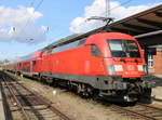 Kurzes Sonnenloch für den Stier: 182 023-2 stand mit RE 4310(Rostock-Hamburg)im Rostocker Hbf.04.09.2020 