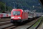 182 017-4, aus Mnchen kommend, durchfhrt den Bahnhof von Kufstein/Tirol mit einem Trailer Richtung Wrgl-Innsbruck-Brenner.