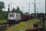 182 004  PORSCHE  durchfhrt in Krze den Bahnhof Donauwrth mit einem E-Wagen-Ganzzug in Richtung Nrnberg.