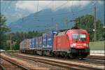 182 018 (9180 6 182 018-2 D-DB) schiebt den Kombizug zum Brenner.