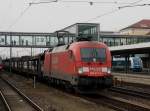 Die 182 017 am 14.03.2009 mit einem lehren Autozug bei der Durchfahrt in Regensburg Hbf.