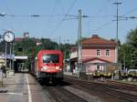 Die 182 019 am 23.05.2009 mit einem Gterzug bei der Durchfahrt in Vilshofen.