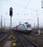 182 004-2  Porsche  kommt gerde als RE10 aus Cottbus in den HBF Leipzig eingefahren 16.12.2009