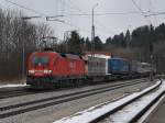 Die 182 023 mit dem Paneuropa KLV-Zug am 13.03.2010 bei der Durchfahrt in Aling.