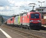 Eine sehr interessante Bespannung hatte dieser Zug: Als Zuglok 182 025-7, dahinter 152 005-5 sowie eine 155 und zwei 185er. Gesehen am 09.04.2010 in Bad Hersfeld.
