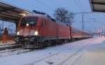 182 005-9 wird in wenigen Minuten den RE10 nach Leipzig Hbf bringen. Hier steht er im Bahnhof von Cottbus. 27.12.2010