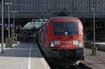 182 025-7 mit dem IC2412 nach Hamburg-Altona bei der Ausfahrt in Kln Hbf, 10.4.11