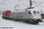 Der stark eingeschneite Porsche-Taurus (182 004-2) rangiert am 12.03.2006 in Saalfeld (Saale) zusammen mit einer BR 204. www.bahnpix.de