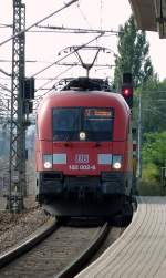 182 002 einer von zwei derzeit fahrenden 182er , voll ausgestattet mit dem Nahverkehrspacket.
Dresden Reick 24.08.11