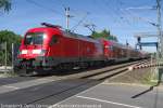 Erkner, DB E-Lok 182 002-6 (91 80 6 182 002-6 D-DB) mit RE 1, 11,51 Uhr nach Frankfurt/Oder, Bahnbergang Beuststrae, Schranke, 05.