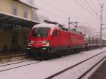 182 005-9 der DB Railion steht im Schneetreiben in Jehnbach auf Gleis 1 und wartet auf das Signal zur Abfahrt Richtung Innsbruck.