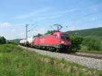 Am 05.06.2009 legt sich 182 008 mit ihrem Kesselwagenzug in Richtung Ingolstadt kurz hinter Dollnstein in dier Kurve.