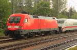 182 506-6 und 808 035-0 im Regen in Hochstadt/ Marktzeuln am 15.05.2014.