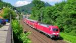 die 182 018 schiebt eine S-Bahn Richtung Dresden und wird gleich das schöne Örtchen Königstein erreichen. Im Hintergrund sieht man die Festung Königstein. (30.05.14) 