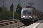 Der Himmel ist fast  so grau wie Stirnansicht von 182 016-6, welche für den VVO mit Reklame beklebt ist. Bahnhof Radebeul Kötzschnebroda , Zug der Linie S1  16.08.2014 14:07 Uhr.