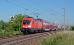 182 021 bespannte am 22.06.16 eine S2 nach Leipzig-Connewitz. Gleich wird der Haltepunkt Greppin erreicht. Die Ablösung der Taurus durch Talent2 hat bereits begonnen.