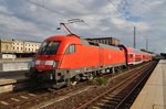 182 013 drückt den RE1 (RE18126) von Frankfurt(Oder) nach Magdeburg Hauptbahnhof am Abend des 1.8.2016 in den Magdeburger Hauptbahnhof.