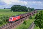 182 022 mit einem Güterzug am 30.05.2007 bei Unternberg.