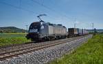 ES 64 U2-029 (182 529) ist hier mit einen Aufliegerzug am 10.05.2017 bei Retzbach-Zellingen zu sehen.