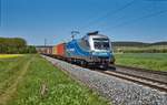 182 911-8 von der MWB-Bahn ist am 10.05.2017 mit einen Containerzug in Richtung Süden bei Retzbach-Zellingen unterwegs.