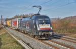 ES 64 U2-012 (182 512) von der TXLOGISTIK ist mit seinen Aufliegerzug am 07.02.2018 bei Würzburg zu sehen.