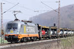 Hectorrail 242 516 (Ferdinand) mit einem Autotransport am 12.04.2108 12:14 nördlich von Salzderhelden am BÜ 75,1 in Richtung Göttingen