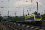 182 580 passiert mit einem Autozug in Fahrtrichtung Süden den Bahnhof Eichenberg.