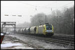 Siemens Dispolok ES64 U2-042 kommt hier bei trübem Wetter am 4.3.2006 um 10.01 Uhr mit einem Ganzzug in Richtung Osnabrück durch den Bahnhof Natrup Hagen.