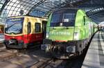 481 003-2 trifft am 30.10.2021 als S3 (S 3109) von Berlin Spandau nach Berlin Alexanderplatz im Berliner Hauptbahnhof auf 182 507-4 mit dem FLX1360 nach Hamburg Hauptbahnhof.