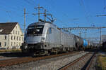 Lok 182 601-5 durchfährt den Bahnhof Pratteln.