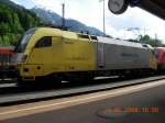 Eine Taurus-Lok des Schienentransport-Unternehmens Lokomotion ist zusammen mit einer BB-Lok im Bahnhof Schwarzach - Sankt Veit vor einen Gterzug gespannt, um denselben in wenigen Minuten ber die Tauerstrecke nach Villach zu bringen (Foto vom 24.5.2008).