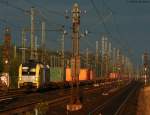 182 515-7 mit einem Containerzug gen Norden bei der Durchfahrt Rotenburg(Wmme) am 17.8.10