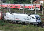 Die ES 64 U2 100 der Hupac wartete am 18.9.2010 mit einem Güterzug auf Ausfahrt als ich sie von der Berliner Brücke in Halle/S. aus erwischte.