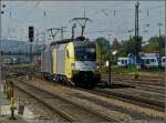 Die beiden Dispoloks ES 64 U2-012 und ES 04 U2-098 durchfahren am 11.09.2010 den Bahnhof von Regensburg.