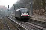Zuvor noch mit einem CityNightLine unterwegs, jetzt ist ES 64 U2-001 solo auf Hhe des Bahnhofs Berlin Landsberger Allee am 30.01.2011 unterwegs.