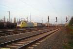 Dispolok ES 64 U2 099 am Nachmittag des 12.11.2005 mit einem  Gterzug, aufgenommen zwischen Frankfurt am Main - Hchst und   dem Bahnhof Farbwerke.