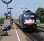 Bei herrlichem Sommerwetter rauscht die ES 64 U2-067 mit dem IC Knigsee durch den Bahnhof Siegelsdorf, den ich gerade erst betreten hatte.