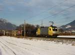 Die ES 64 U2-010, eine weitere ES 64 U2 und eine ES 64 F4 mit einem KLV-Zug am 29.01.2011 unterwegs bei Schwaz.