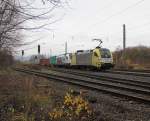 182 506 (ES 64 U2-006) mit Wagenlok 1216 955-5 und Containerzug in Fahrtrichtung Sden.