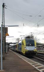 ES 64 U2-025 von boxXpress am 10.03.2013 im Dienste von DB Fernverkehr mit EuroCity 6 in Orschweier.