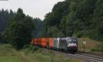 182 533-0 und 182 524-9 mit einem Containerzug bei Rhina 9.7.13