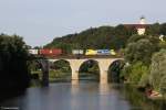 182 525 berquert mit einem Containerzug am 07.08.2013 die Vils in Vilshofen.