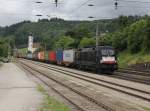 Die ES 64 U2-062 mit einem Containerzug am 29.06.2013 bei der Durchfahrt in Wernstein.