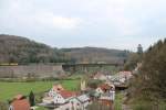 Am 18.04.2013 zieht eine 182 ihren Gterzug ber das Mhrenbachviadukt an der Strecke zwischen Treuchlingen und Donauwrt