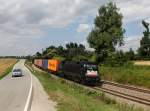 Die ES 64 U2-062 mit einem Containerzug am 11.08.2013 unterwegs bei Langenisarhofen.