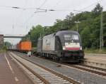 182 571 (ES 64 U2-071) mit Containerzug in Fahrtrichtung Norden. Aufgenommen am 6.07.2013 in Eichenberg.